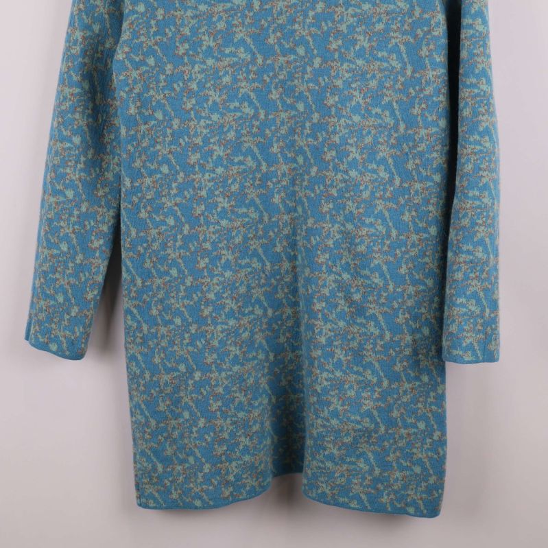 Nedre delen av blåmönstrad klänning visas i närbild