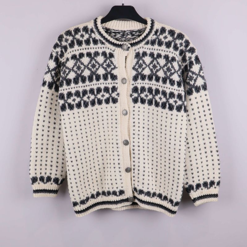 Stickad kofta med rund hals och dekorativa knappar