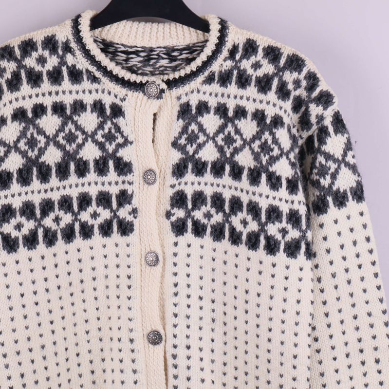 Övre delen av koftan visar stickat mönster