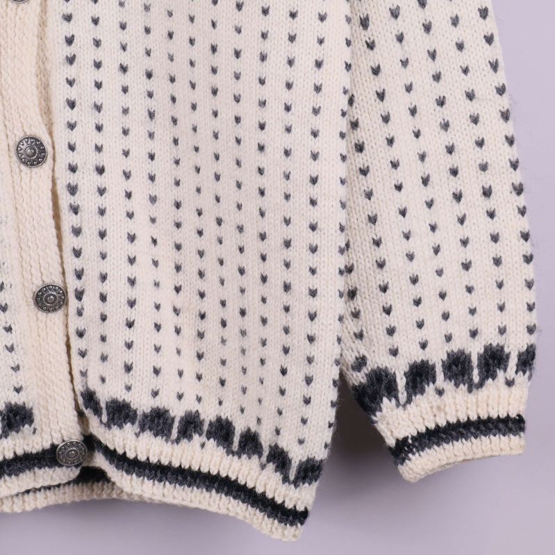 Koftans ärmslut och mönster i närbild