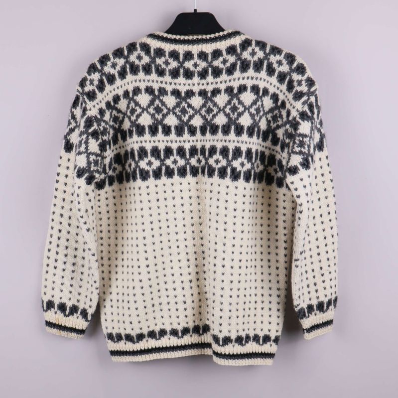 Stickad kofta med mönster visas bakifrån