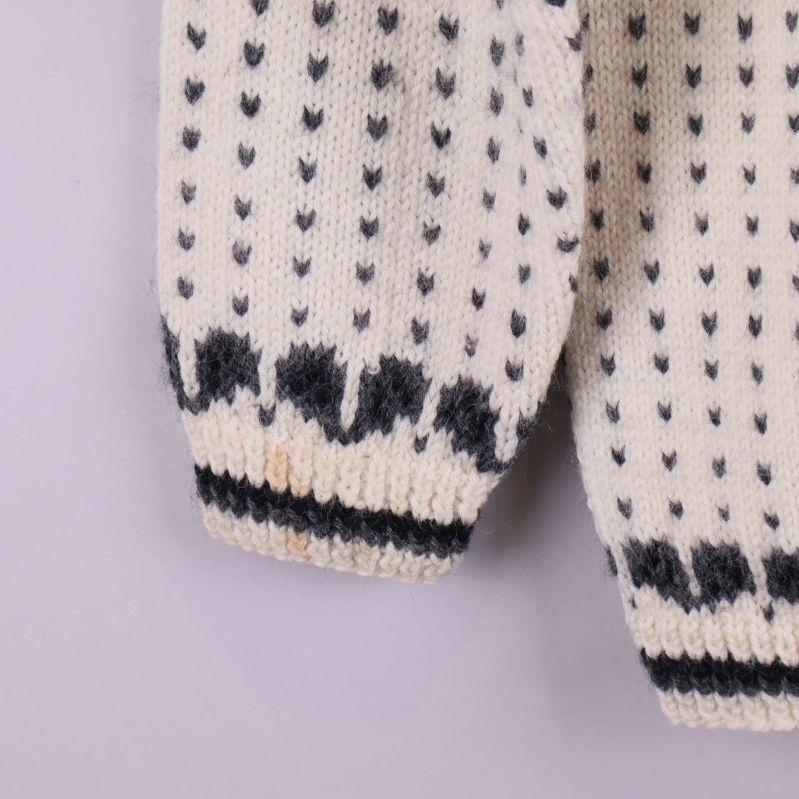 Närbild på ärmslut med litet fläck på kofta