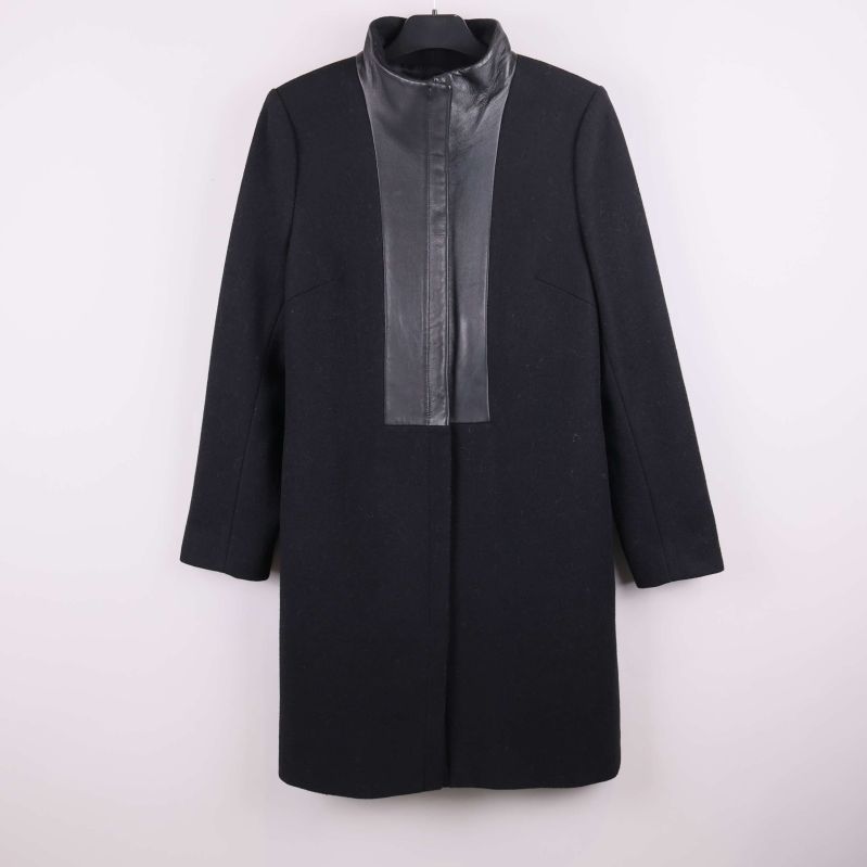 Svart kappa med skinnimitation framtill, helbild framifrån