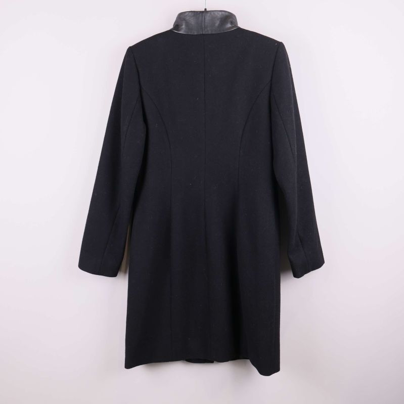 Svart kappa med skinnimitation helbild bakifrån