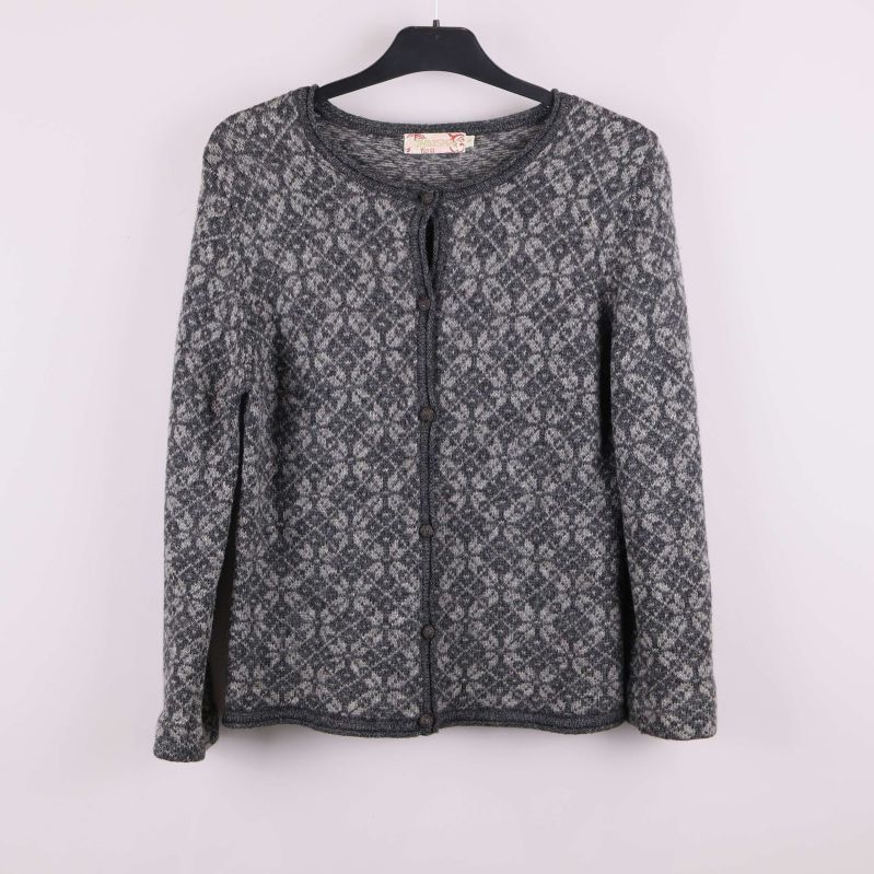 Grå jacquardmönstrad kofta med rund hals och knäppning framifrån