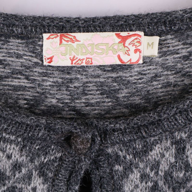 Närbild av Indiska-märke och storlek M i halsen