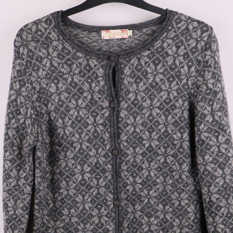 Detaljer på koftans överdel och knäppt knappslå