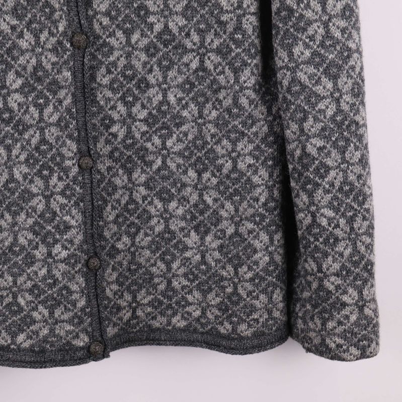 Vänster nederkant av mönstrad kofta med knappslå