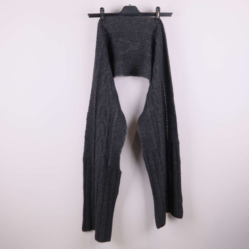 Baksidan på stickad mörkgrå krage upphängd på galge