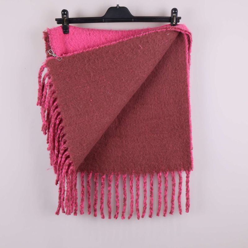 Halsduken visad dubbelvikt med rosa och brun sida