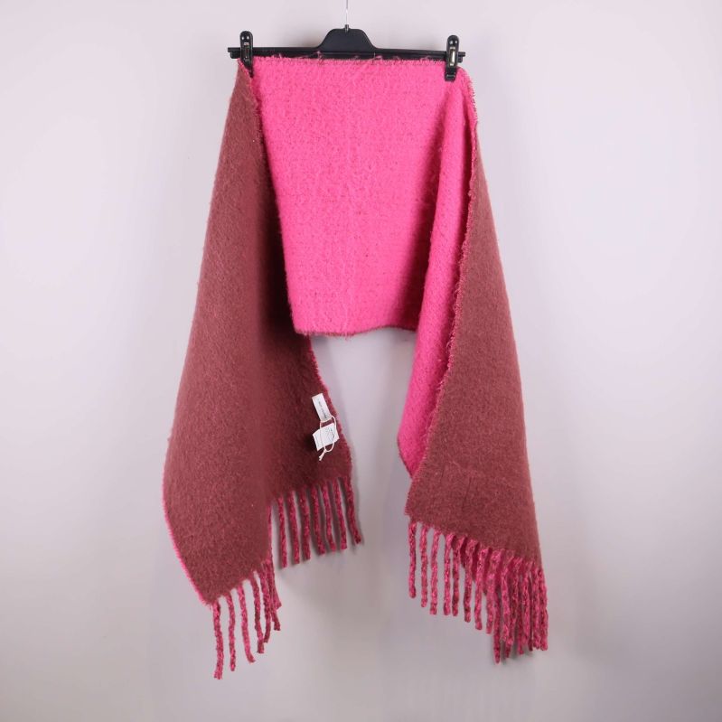 Stor halsduk upphängd och visad med båda färgerna