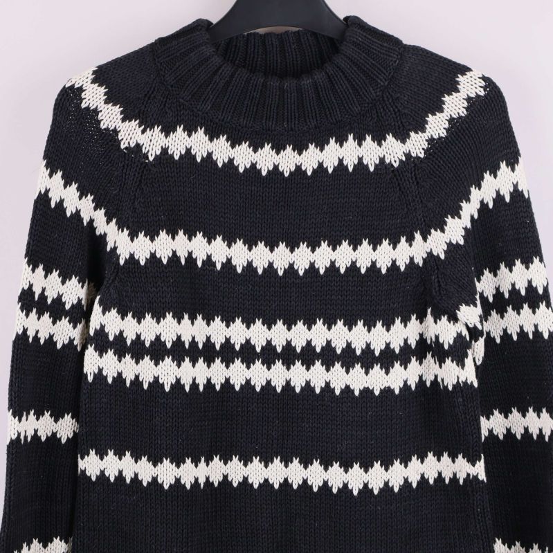 Närbild på hals och axlar med grafiskt mönster