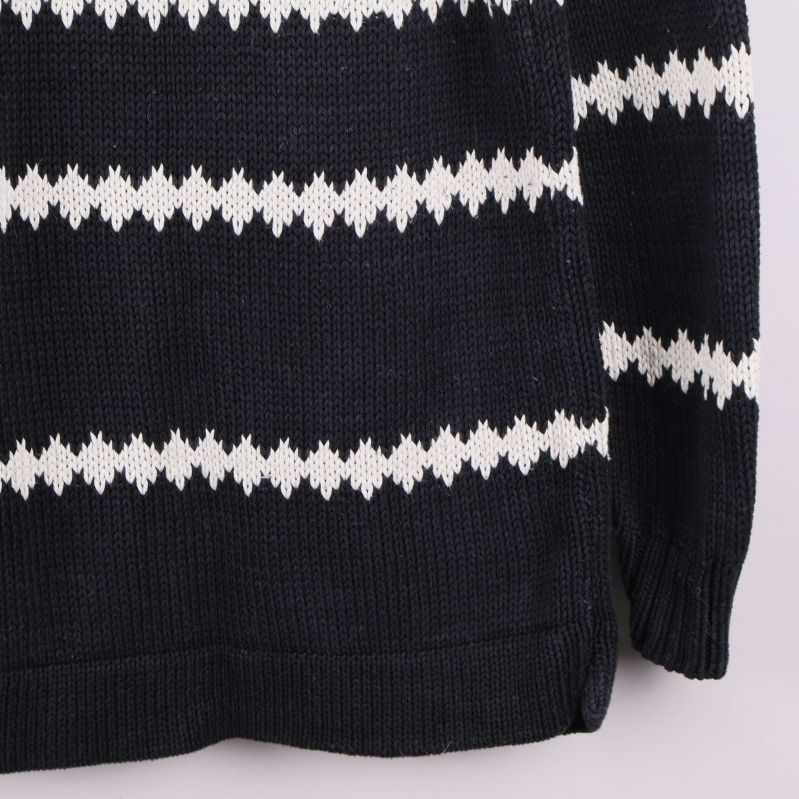 Närbild nedre del av tröjans baksida och mudd