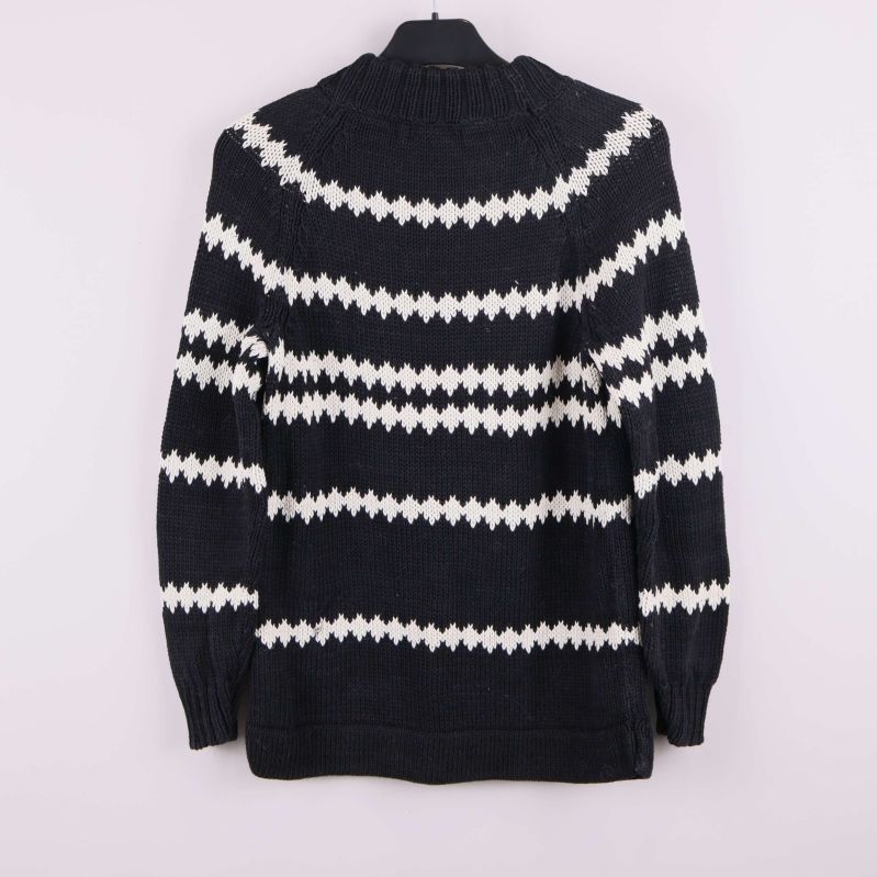 Baksida på svart och vit stickad tröja