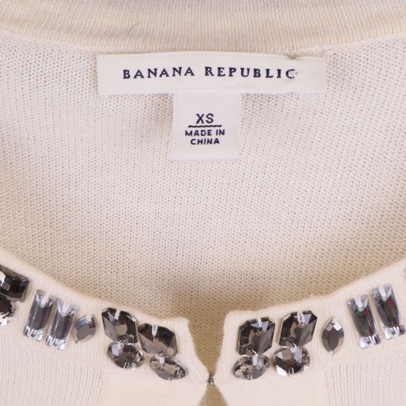 Närbild på etikett med Banana Republic och storlek XS