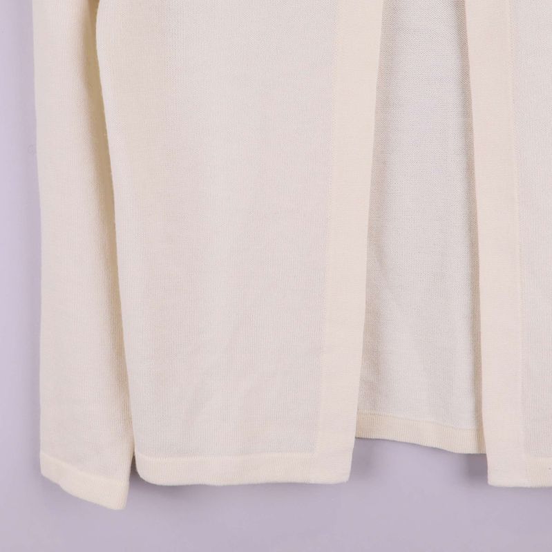 Närbild på ärmslut och nederkant av kofta