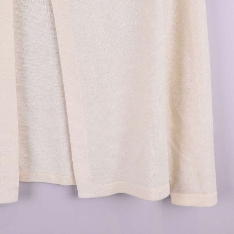 Närbild på ena sidan av koftans nederkant och ärm