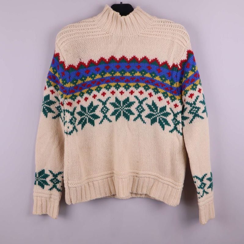 Framsida av krämvit tröja med färgglatt vintermönster