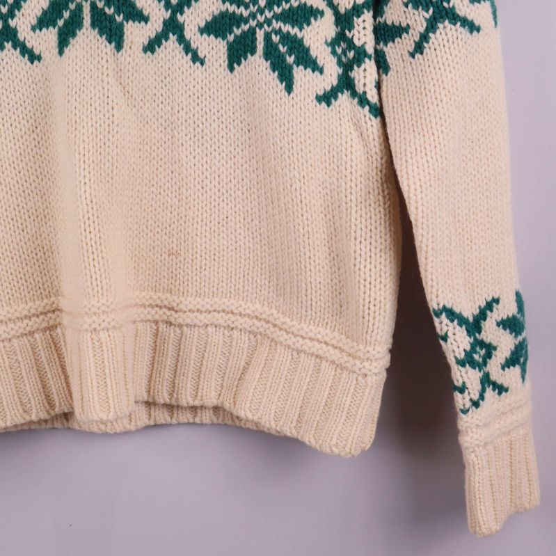 Närbild på höger sida av tröjans nederdel