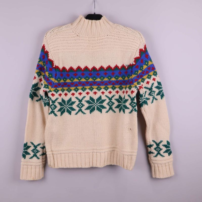 Baksida av krämvit tröja med grönt, blått och rött mönster
