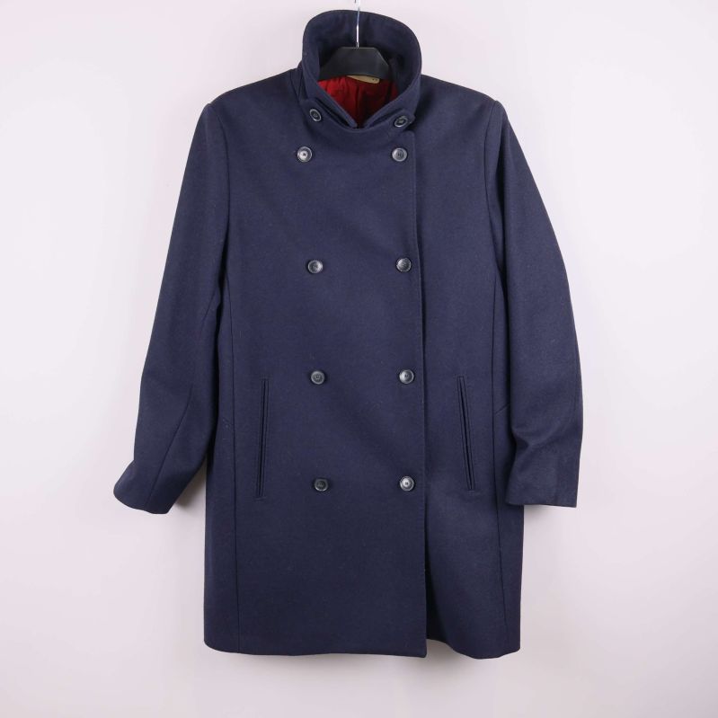 Mörkblå dubbeltknäppt kappa