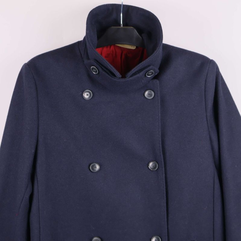 Närbild på kappa med hög krage och dubbla knapprader