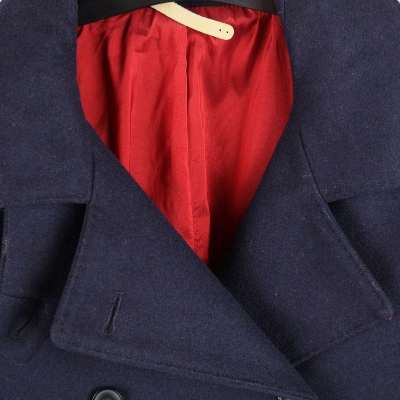 Rött innerfoder synligt i kappans öppning