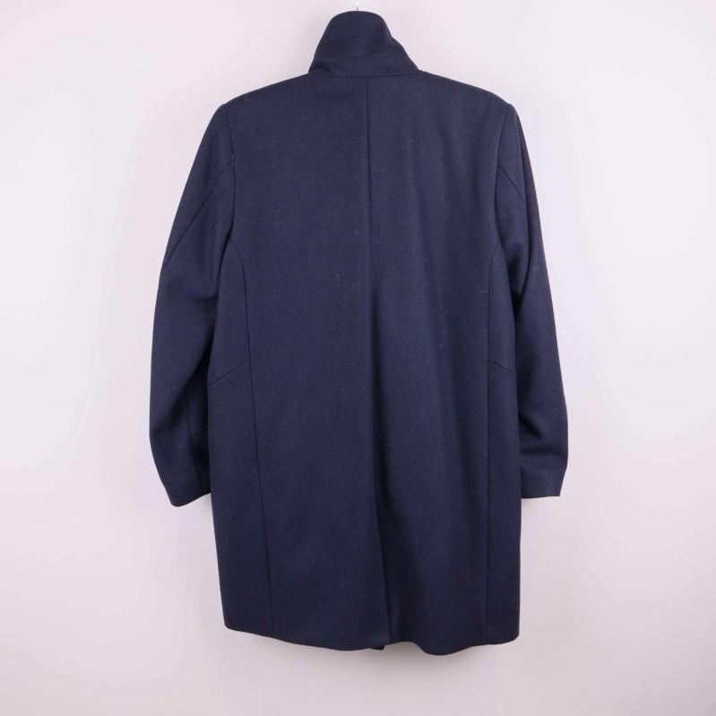 Baksidan av blå kappa med ren rak design