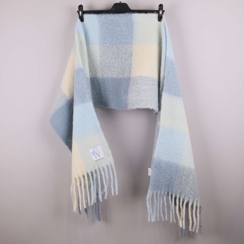 Halsduk i rutigt mönster upphängd och veckad