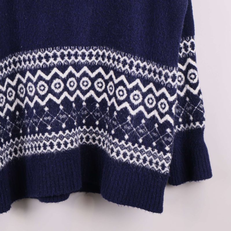 Detalj på nederkantens mönster i blått och vitt