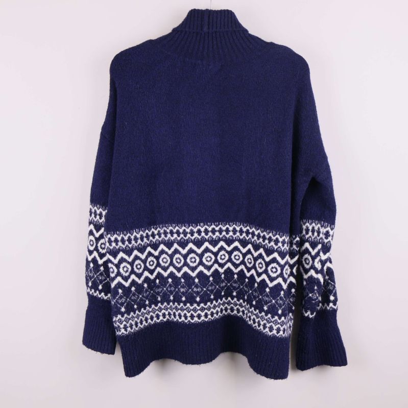 Baksidan av blå polotröja med vitt mönster