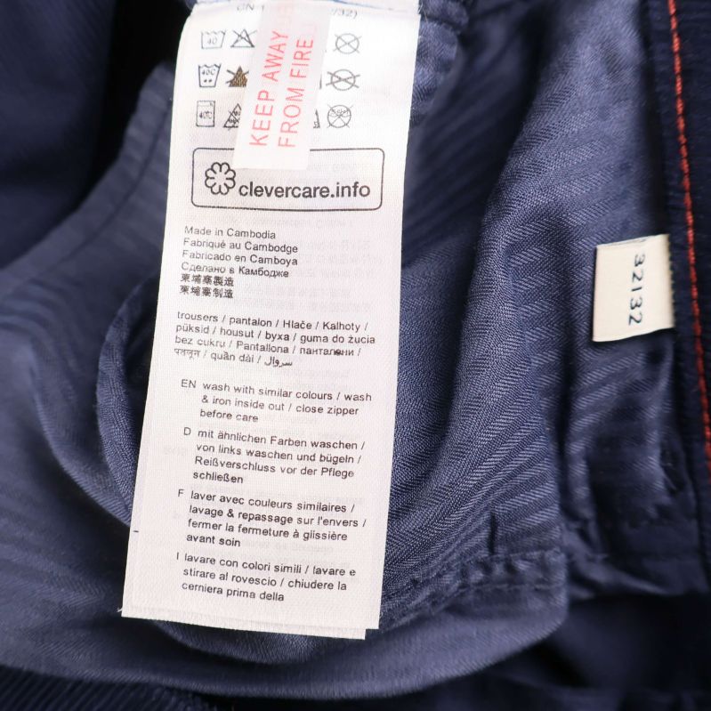 Material- och tvättrådsetikett i byxan