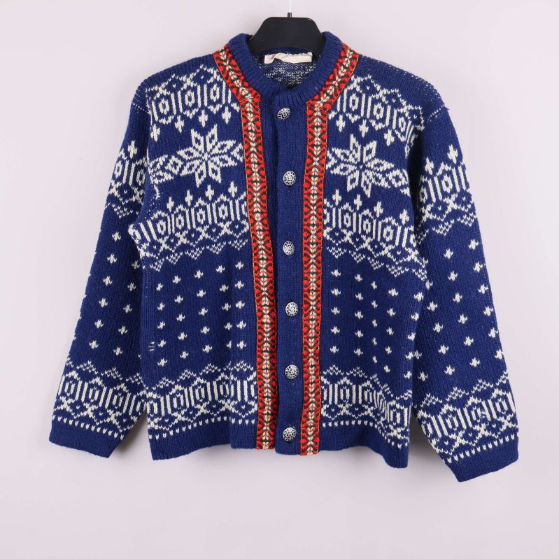 Stickad kofta med mönster, framifrån 