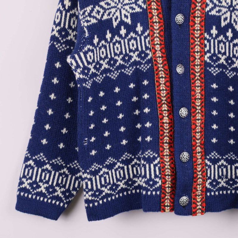 Nedre del av koftans framstycke med mönster