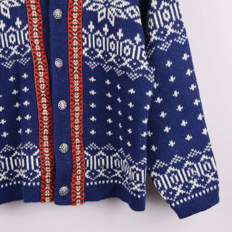 Närbild nedre framkant av kofta med tennknappar