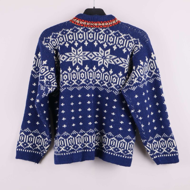 Stickad kofta med mönster, baksidan syns tydligt