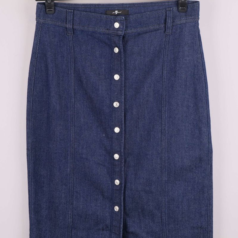 Övre del av blå jeanskjol med knappar och bälteshällor