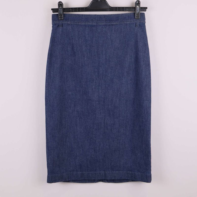 Baksida av mörkblå rak jeanskjol 