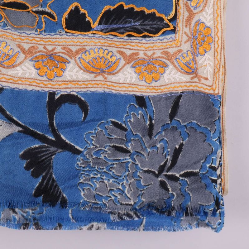 Närbild av blommig sjal med orange och svarta detaljer