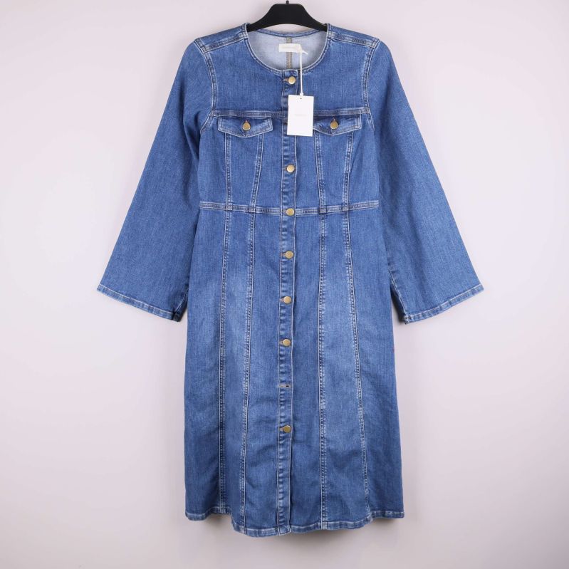 Blå jeansklänning med långa ärmar och knappar fram