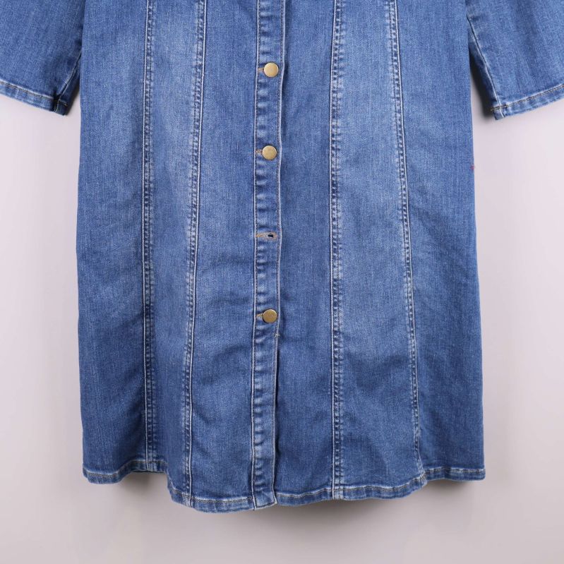 Nedre delen av jeansklänning med knappslå