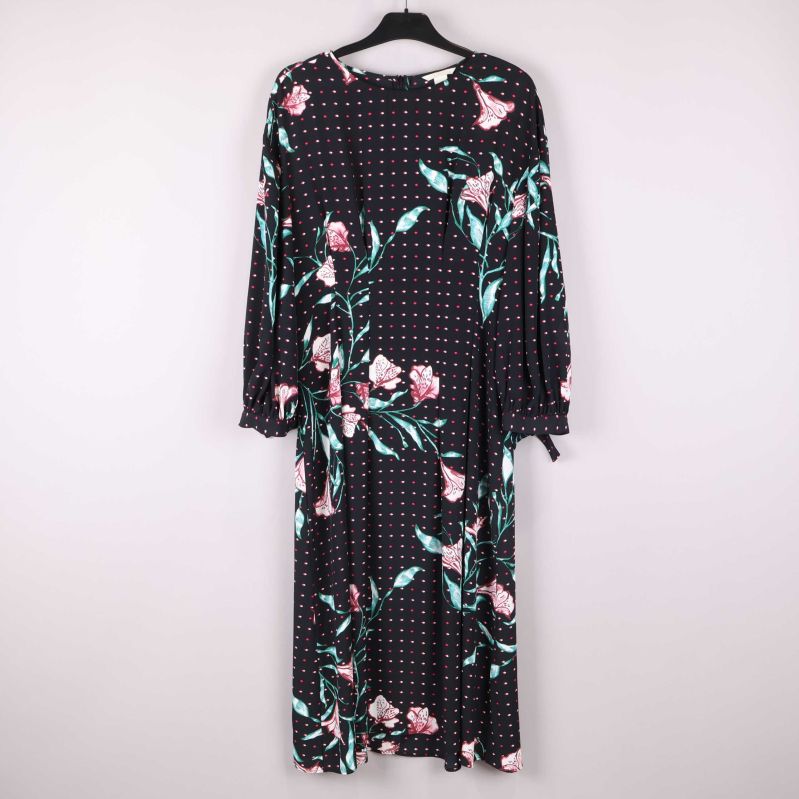 Blommig och prickig klänning fram