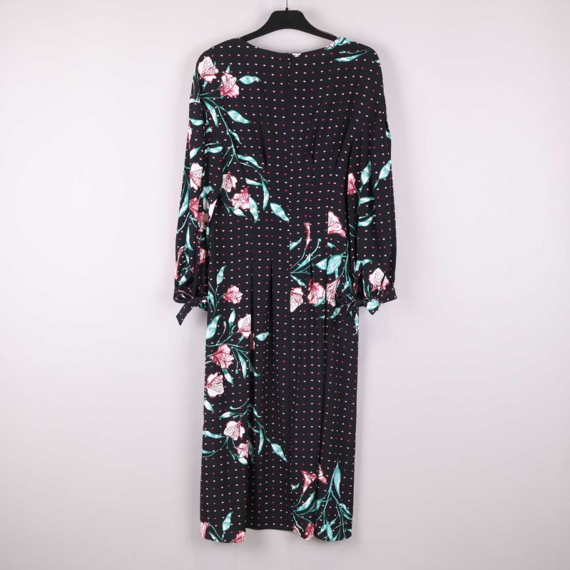 Blommig klänning visad bakifrån