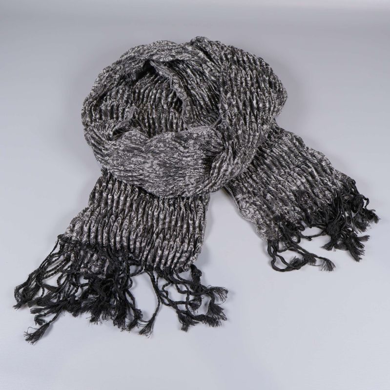 Ihoppackad stickad halsduk med fransar i gråsvart