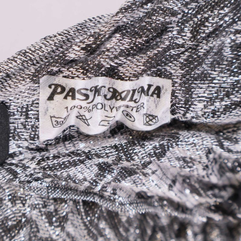 Materiallapp med texten 100% polyester från Pashmina