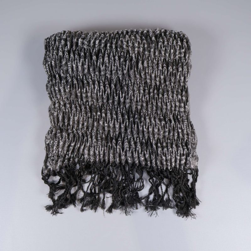 Snyggt hopvikt halsduk i svart och grått med fransar