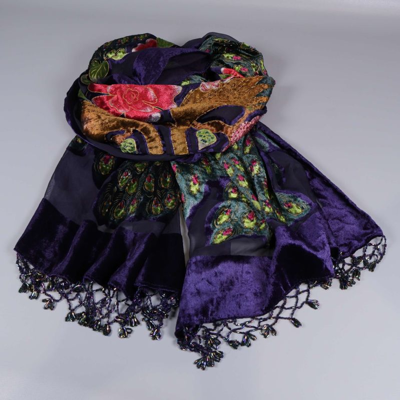 Sjal hoprullad med dekorativa fransar och mönster