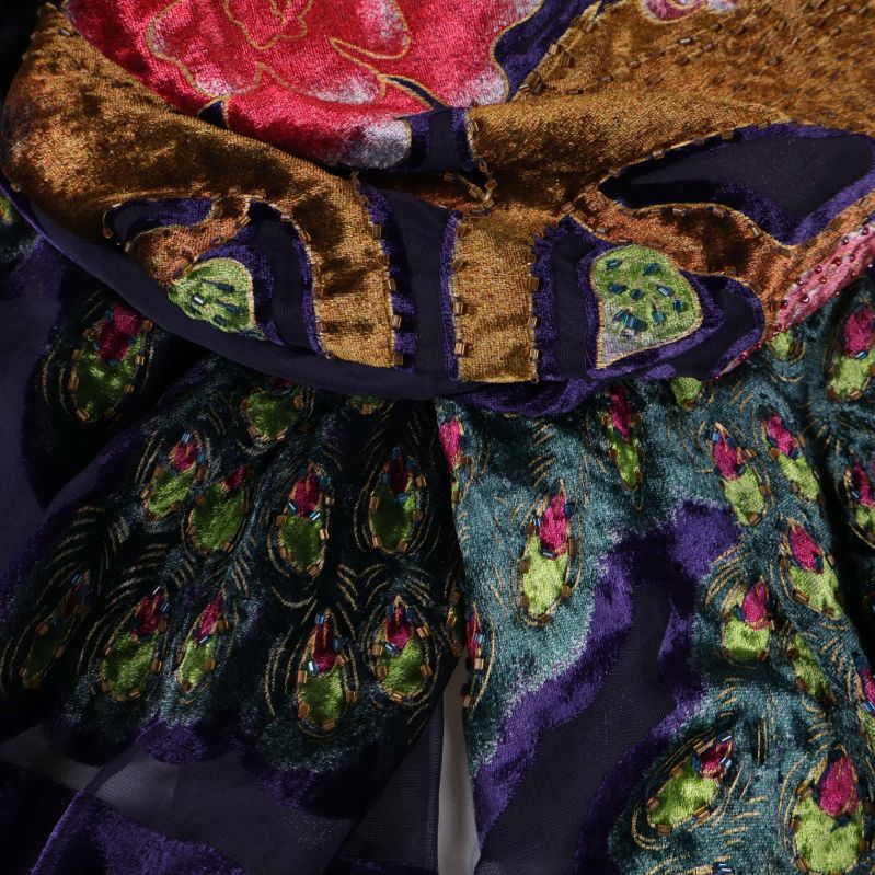 Närbild av färgglada broderade detaljer på sjal