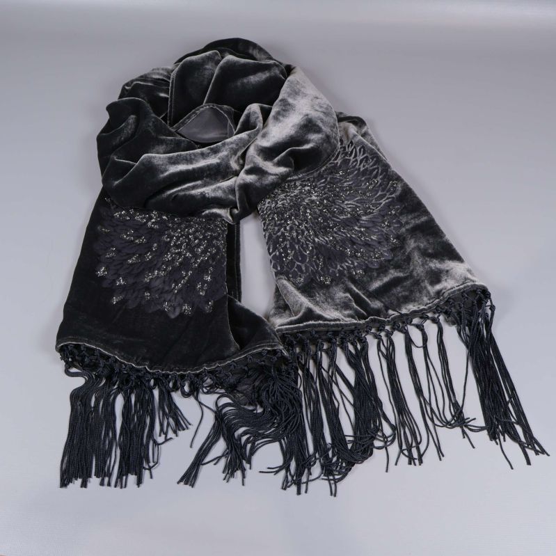 Svart scarf i samlad form med synliga broderier och fransar