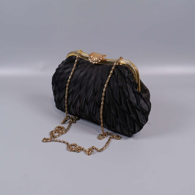 Veckad svart axelremsväska med snäckformat spänne upptill